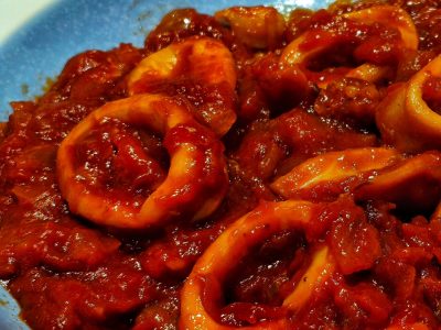 CALAMARES CON TOMATE