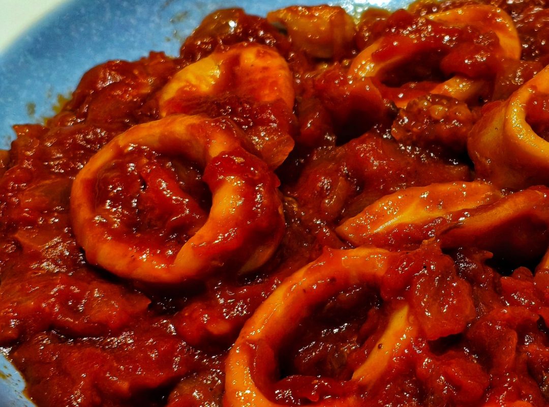 CALAMARES CON TOMATE